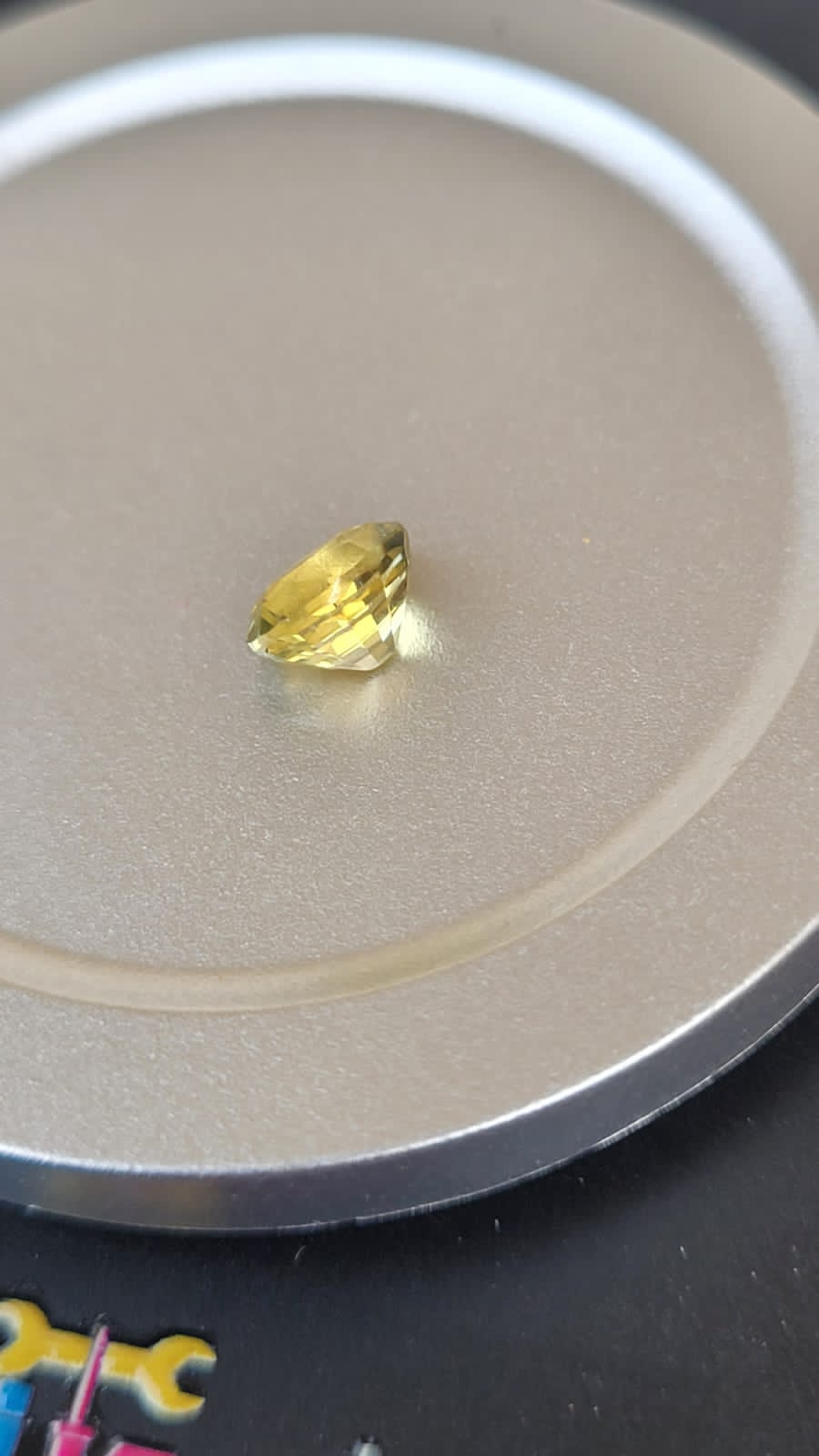 NATURAL YELLOW SAPPHIRE Beautiful Bright Golden Yellow Tone